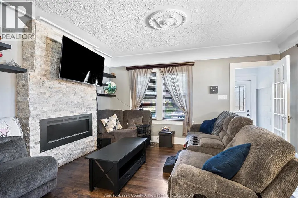 822 FAIRVIEW BOULEVARD