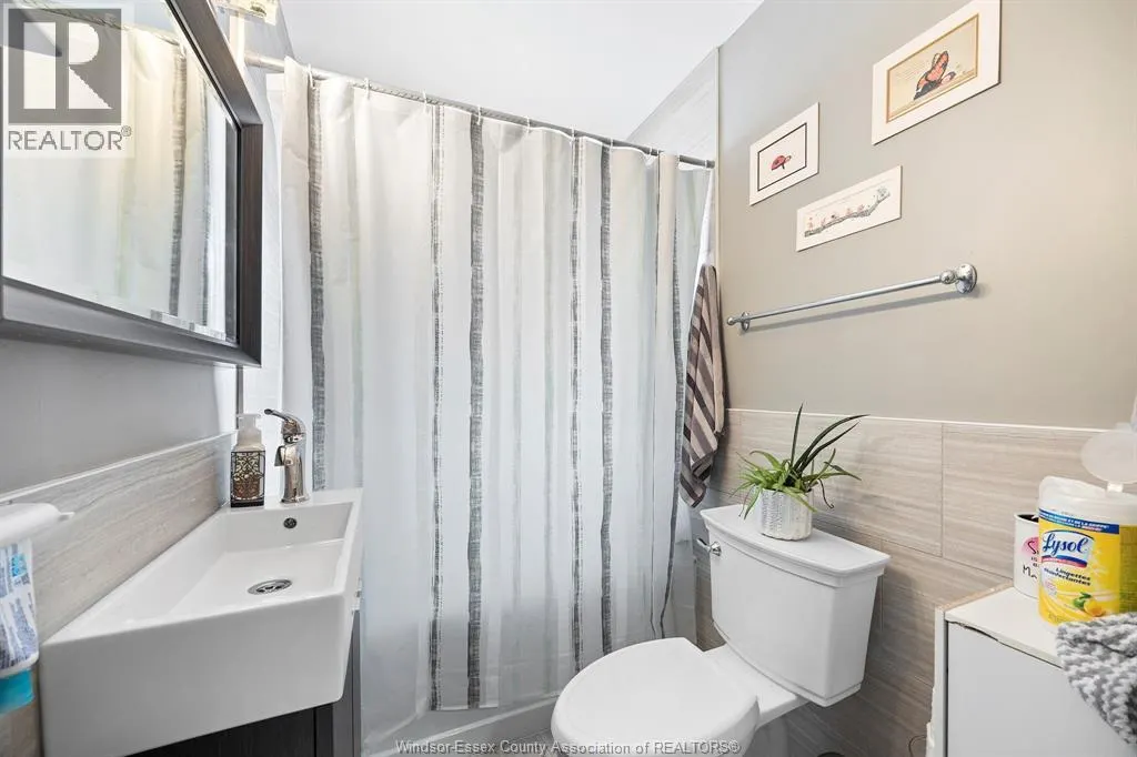 822 FAIRVIEW BOULEVARD