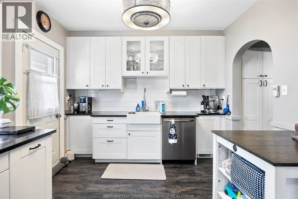 822 FAIRVIEW BOULEVARD