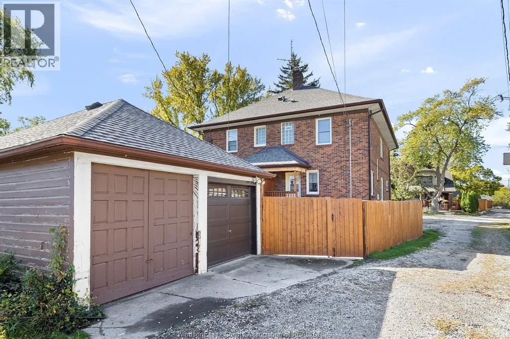 822 FAIRVIEW BOULEVARD