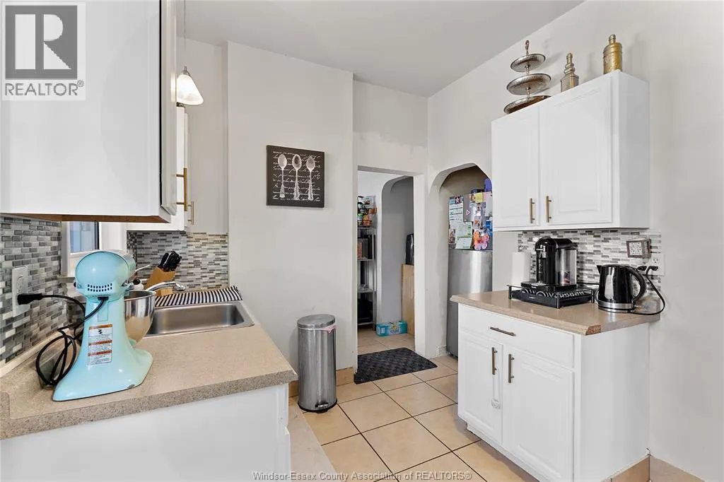 1038-1042 PELISSIER STREET