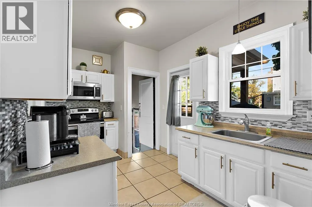 1038-1042 PELISSIER STREET