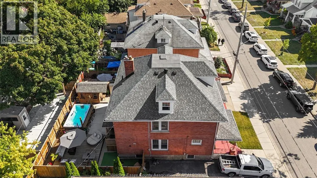 1038-1042 PELISSIER STREET