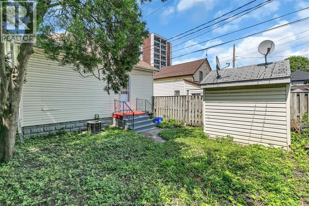 933 CHATHAM STREET East