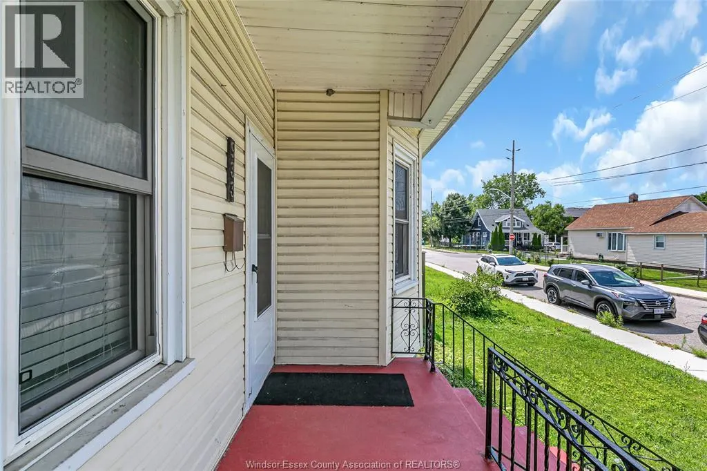 933 CHATHAM STREET East