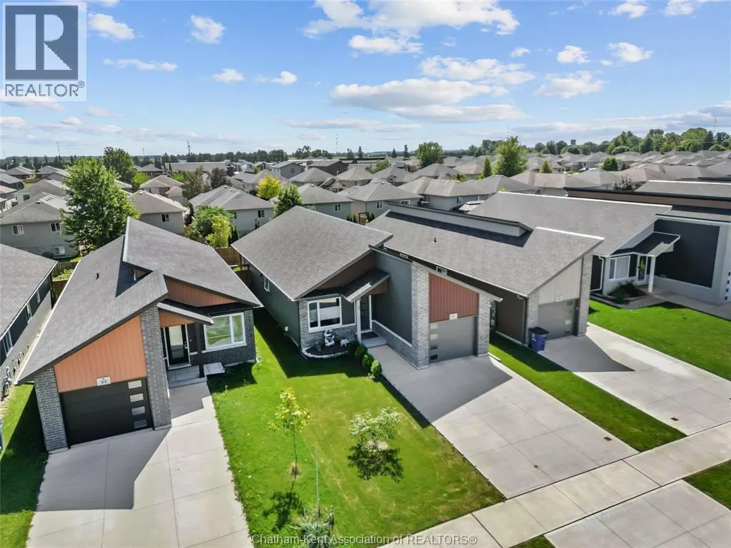 97 Moonstone CRESCENT