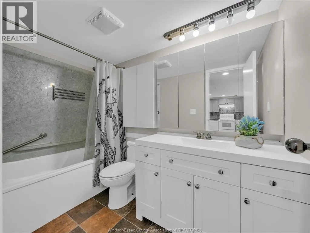 3936 WYANDOTTE East Unit# 906