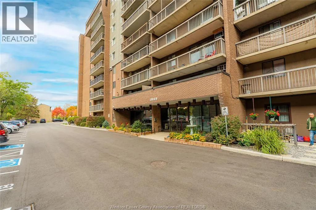 3936 WYANDOTTE East Unit# 906