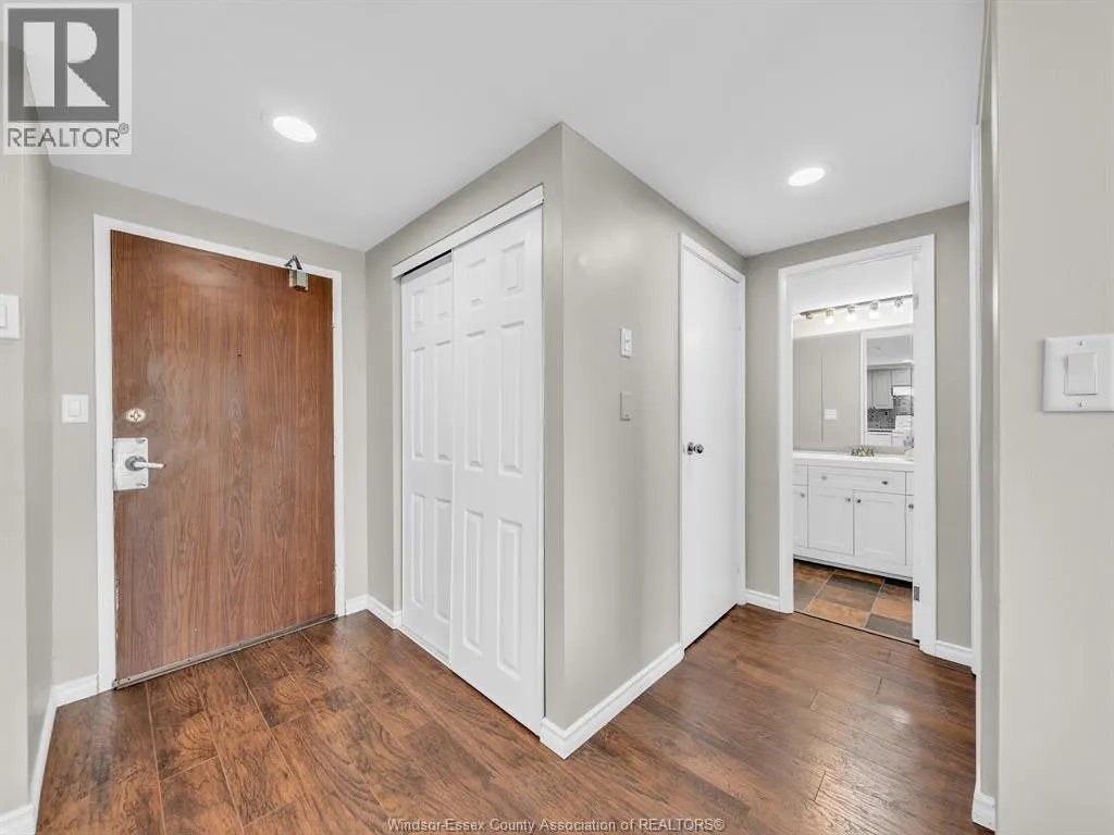 3936 WYANDOTTE East Unit# 906