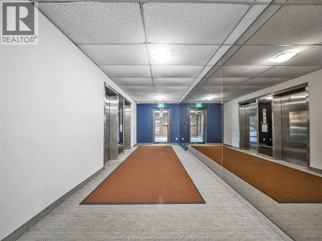 3936 WYANDOTTE East Unit# 906