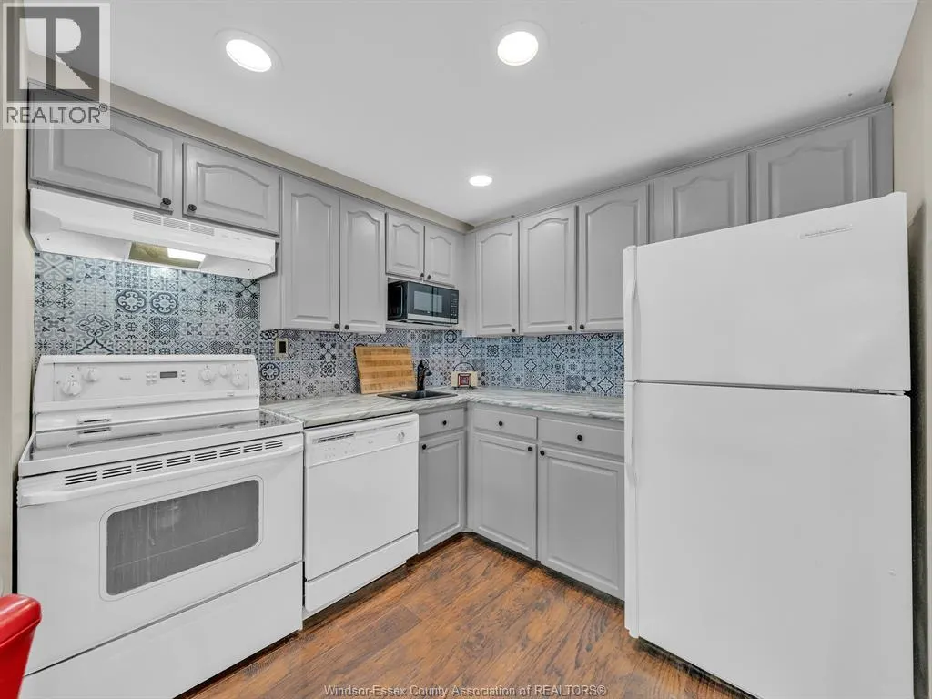 3936 WYANDOTTE East Unit# 906