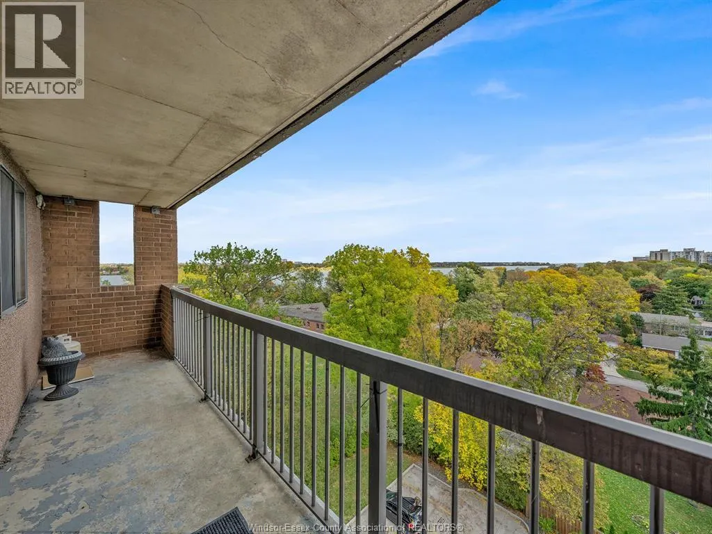 3936 WYANDOTTE East Unit# 906