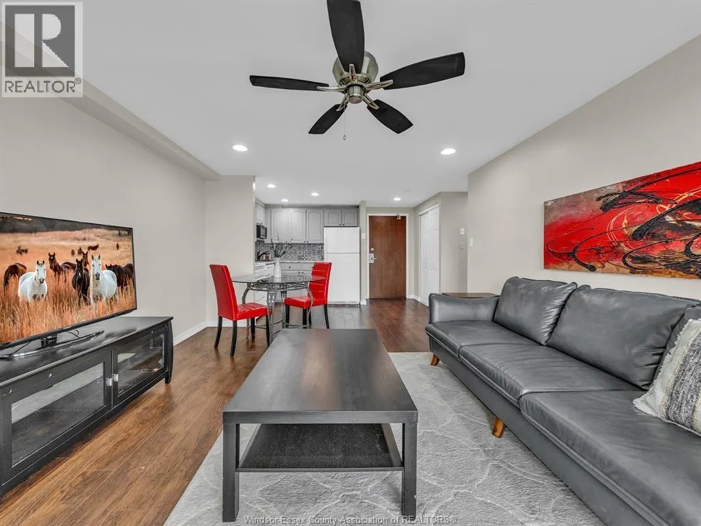 3936 WYANDOTTE East Unit# 906