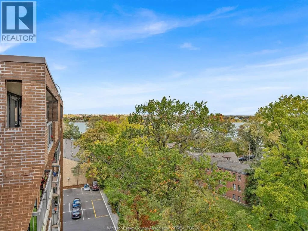 3936 WYANDOTTE East Unit# 906