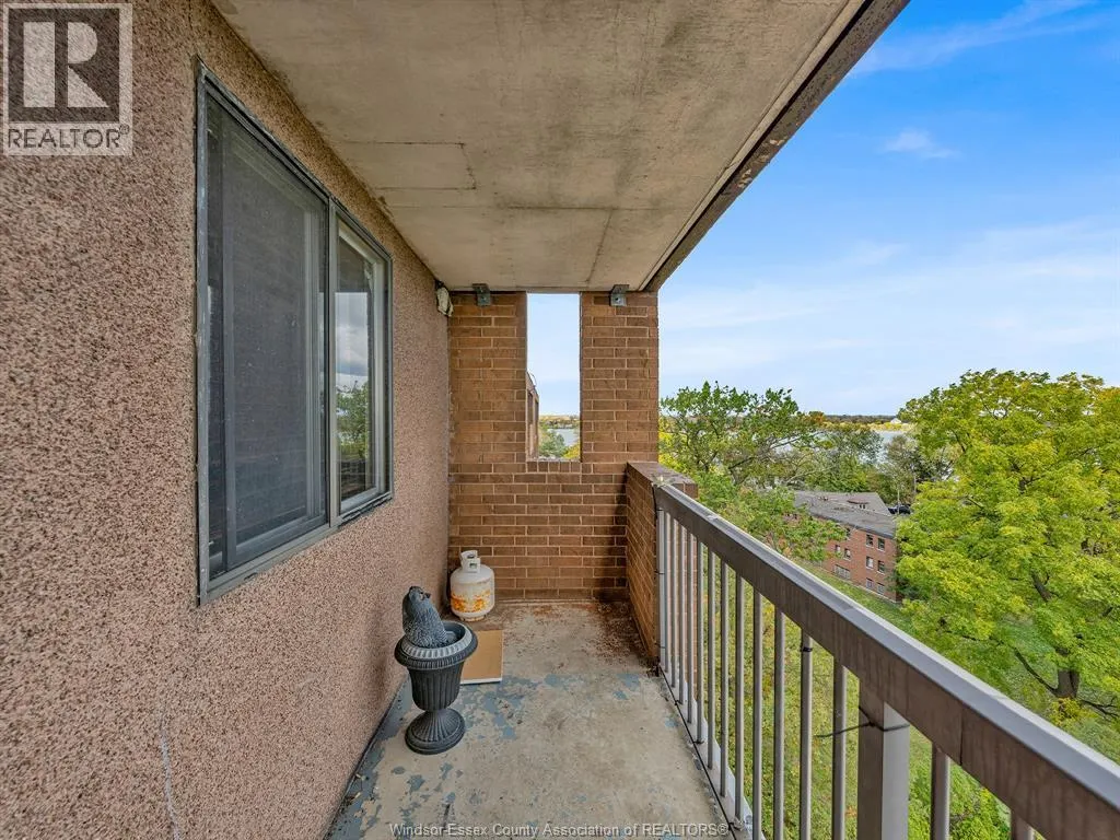 3936 WYANDOTTE East Unit# 906