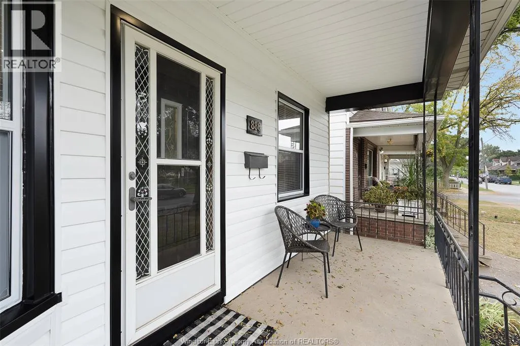 886 GLADSTONE AVENUE