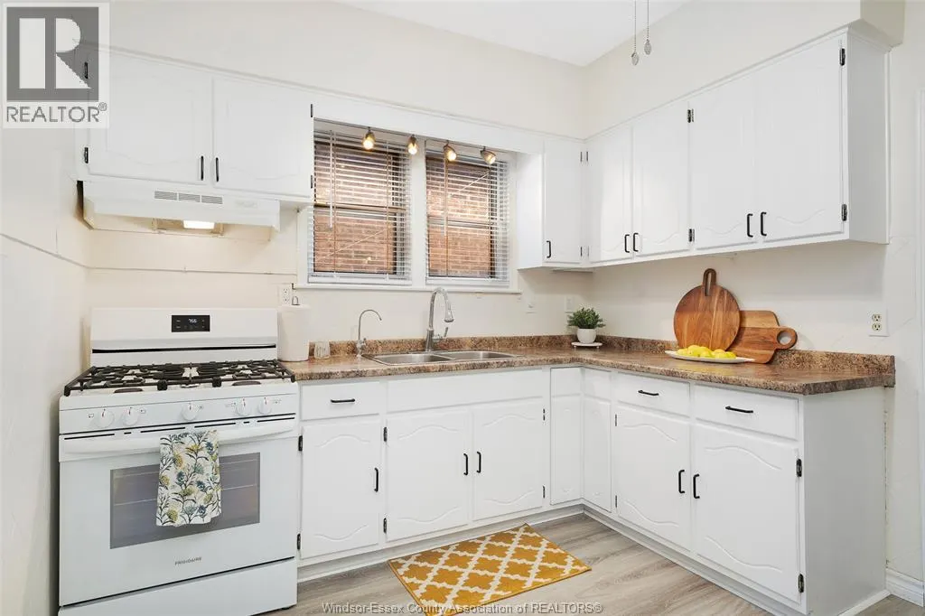 886 GLADSTONE AVENUE