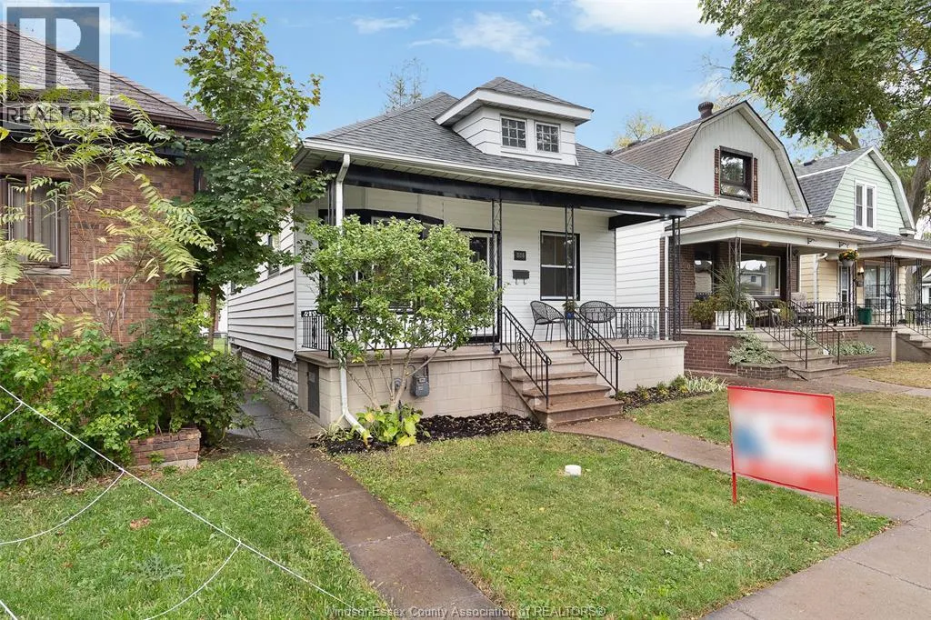 886 GLADSTONE AVENUE