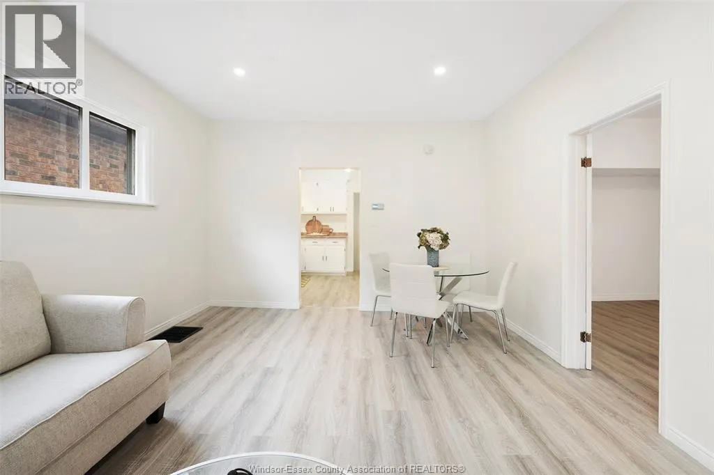 886 GLADSTONE AVENUE