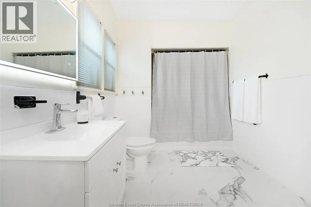 886 GLADSTONE AVENUE