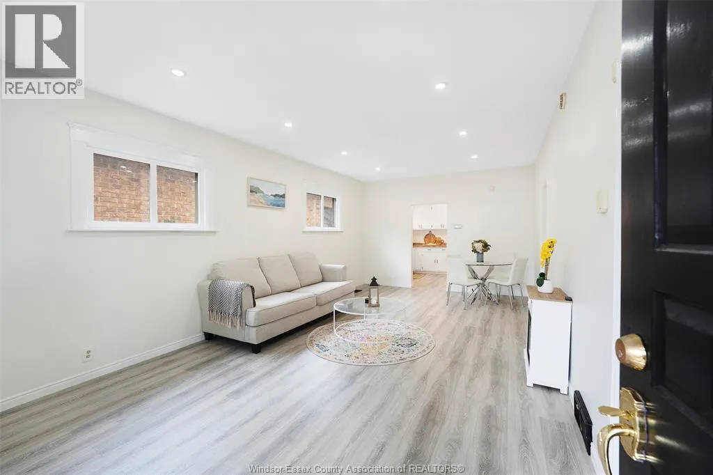 886 GLADSTONE AVENUE