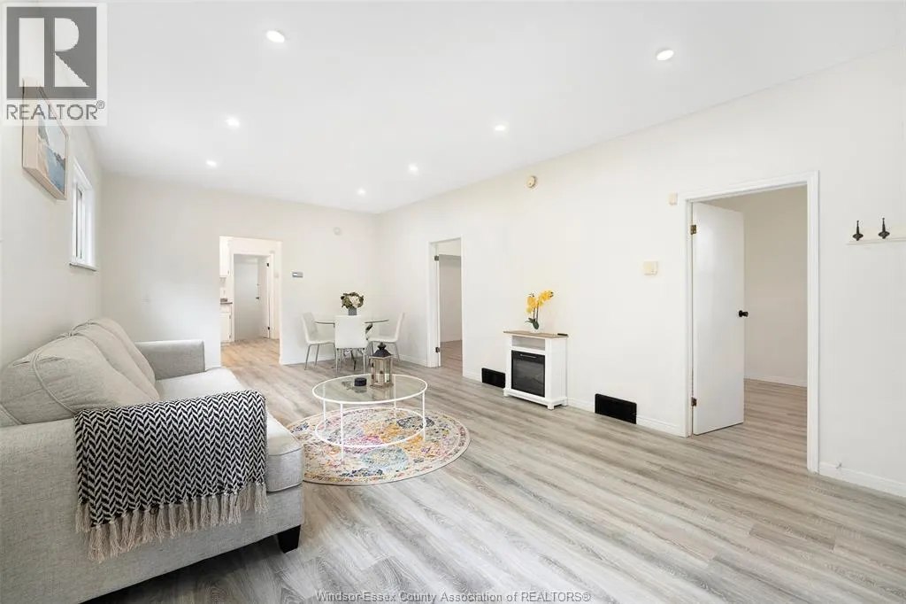 886 GLADSTONE AVENUE