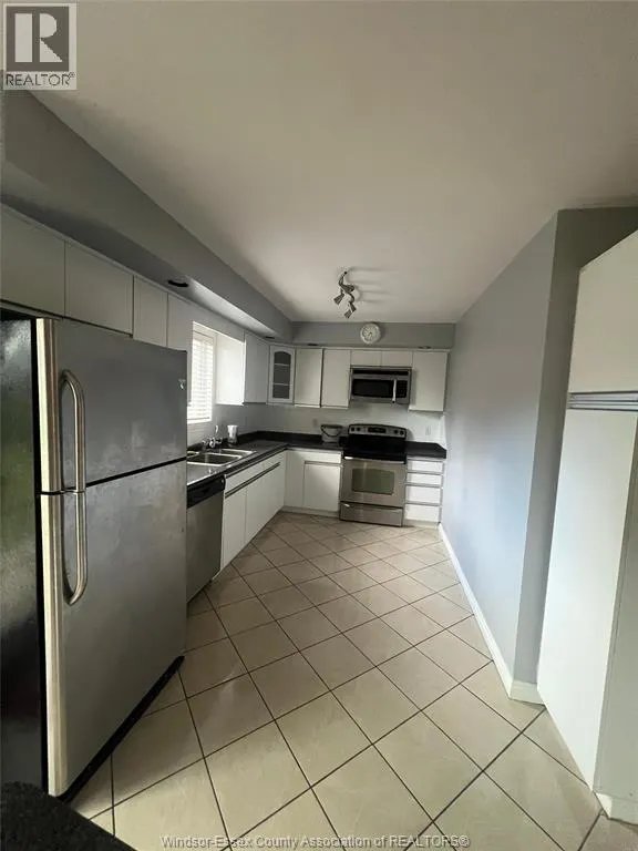 123 HAMPTON CRESCENT