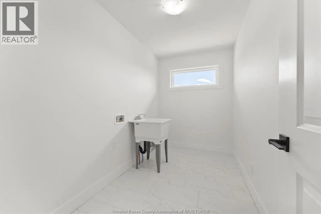 2548 MAYFAIR AVENUE South