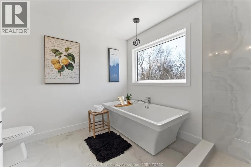 2548 MAYFAIR AVENUE South