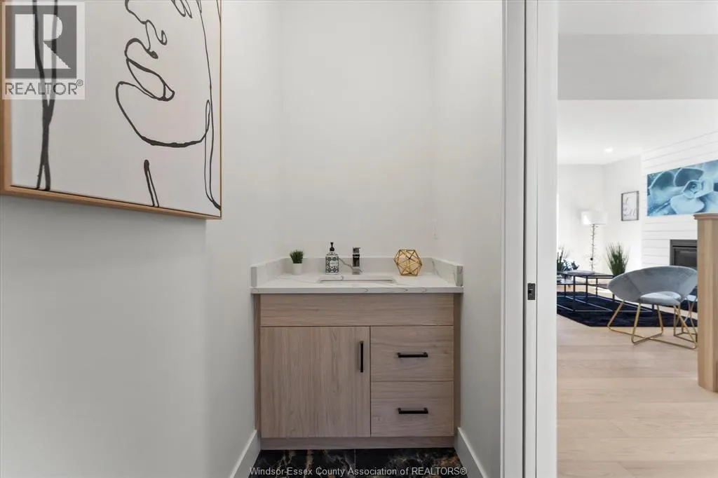 2548 MAYFAIR AVENUE South