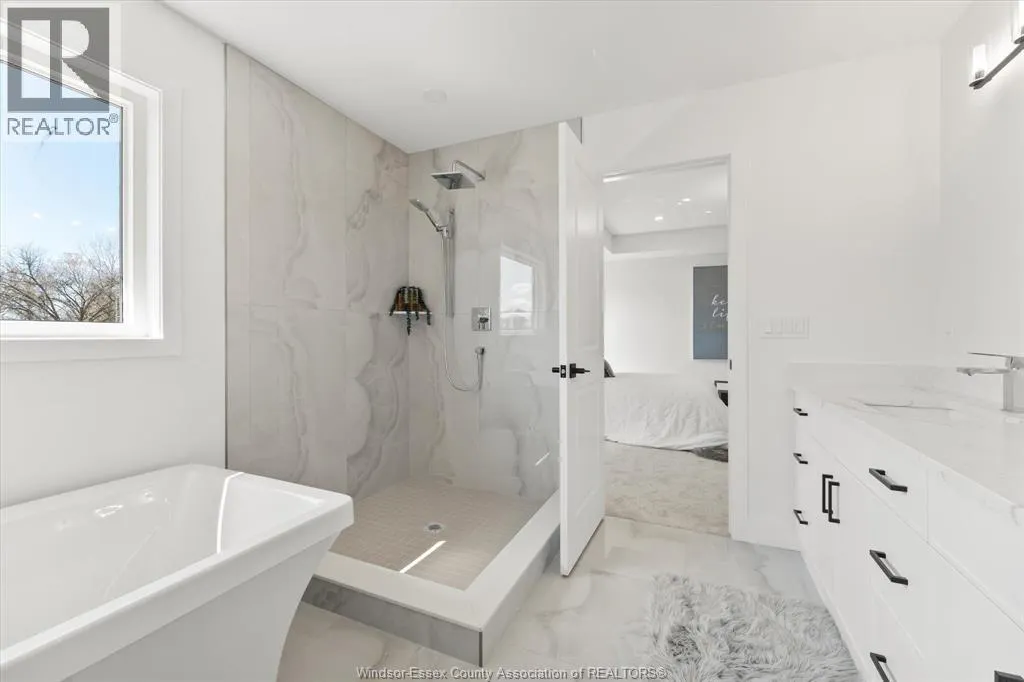 2548 MAYFAIR AVENUE South