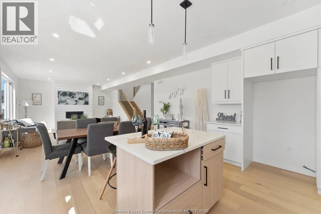 2548 MAYFAIR AVENUE South