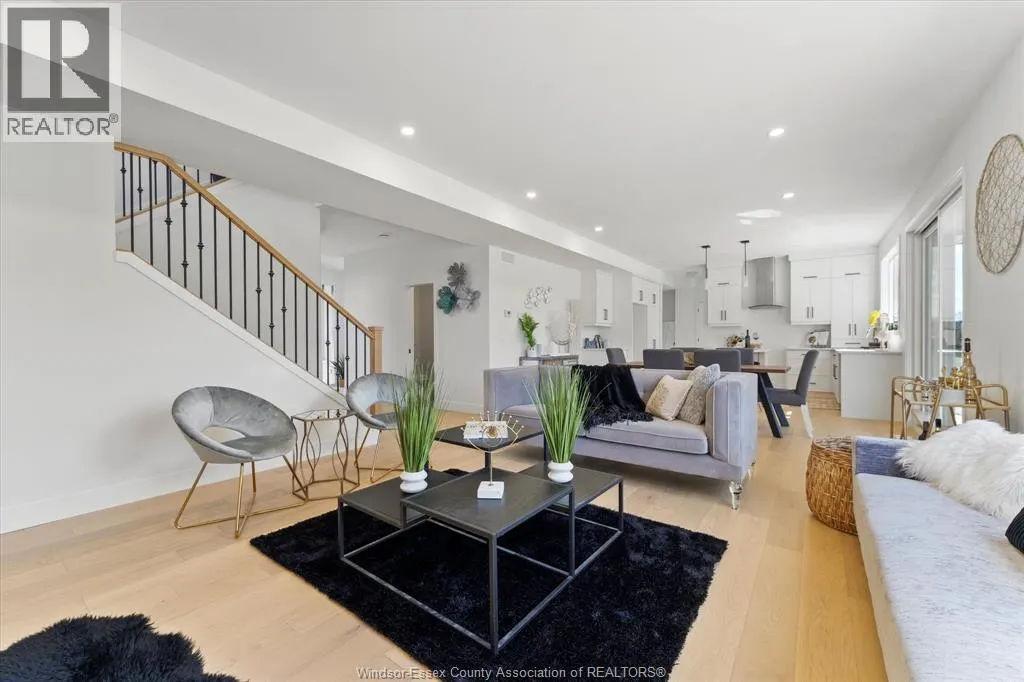 2548 MAYFAIR AVENUE South