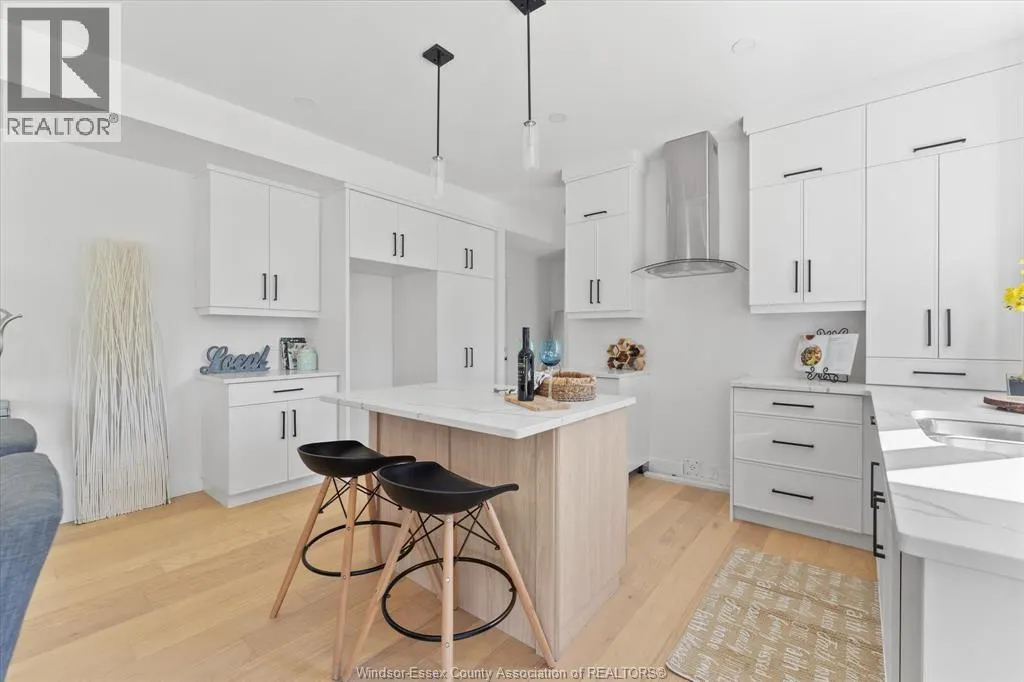 2548 MAYFAIR AVENUE South