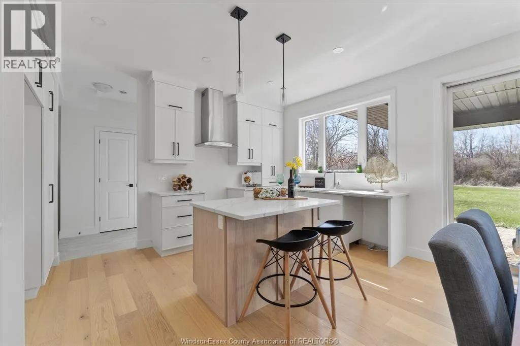 2548 MAYFAIR AVENUE South