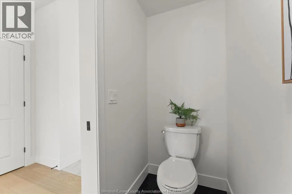 2548 MAYFAIR AVENUE South