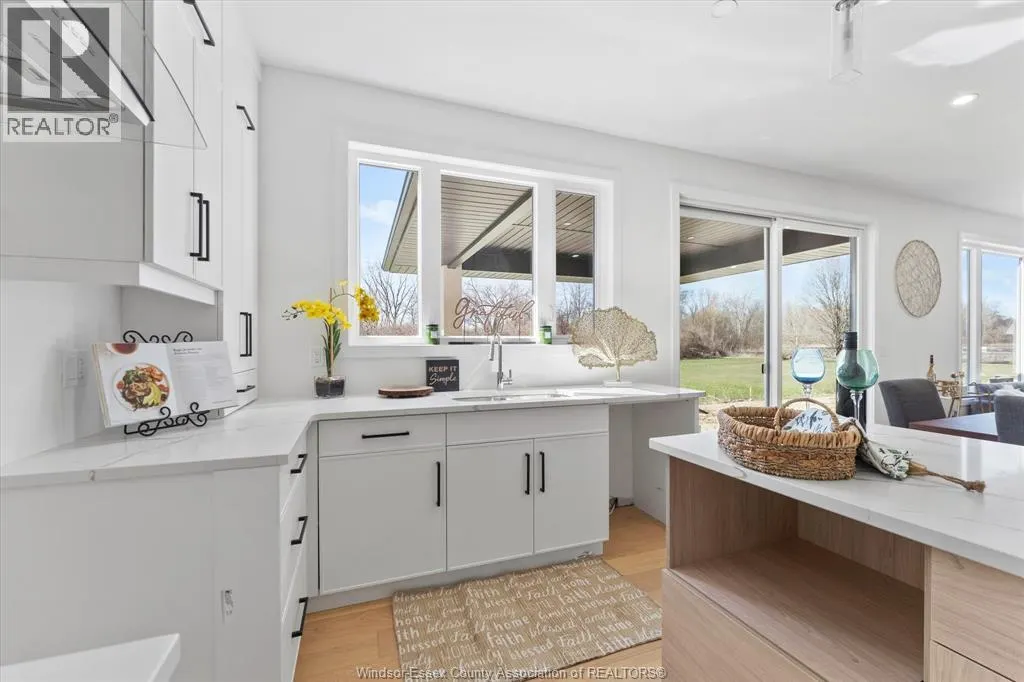 2548 MAYFAIR AVENUE South