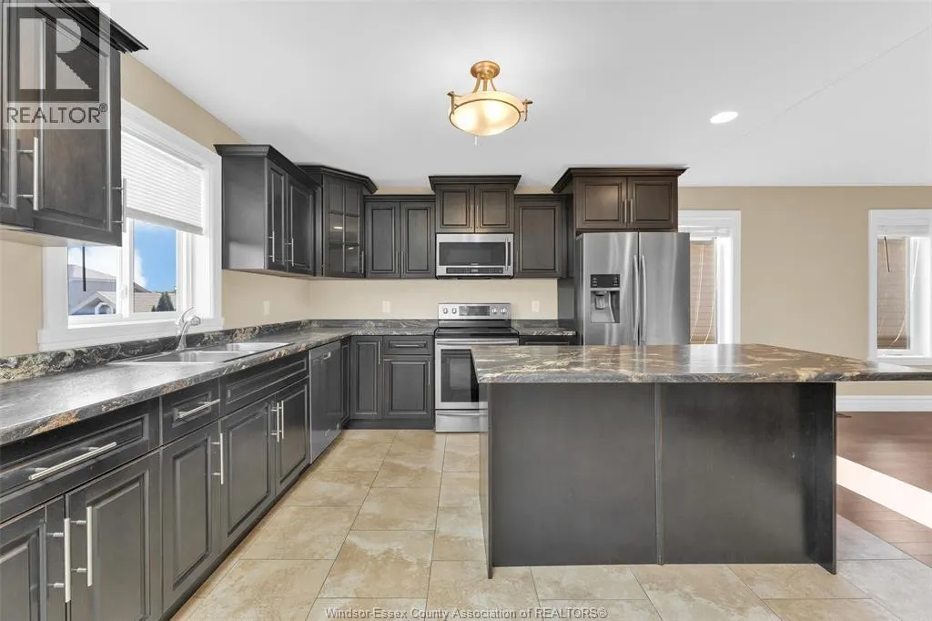 3028 MCROBBIE CRESCENT