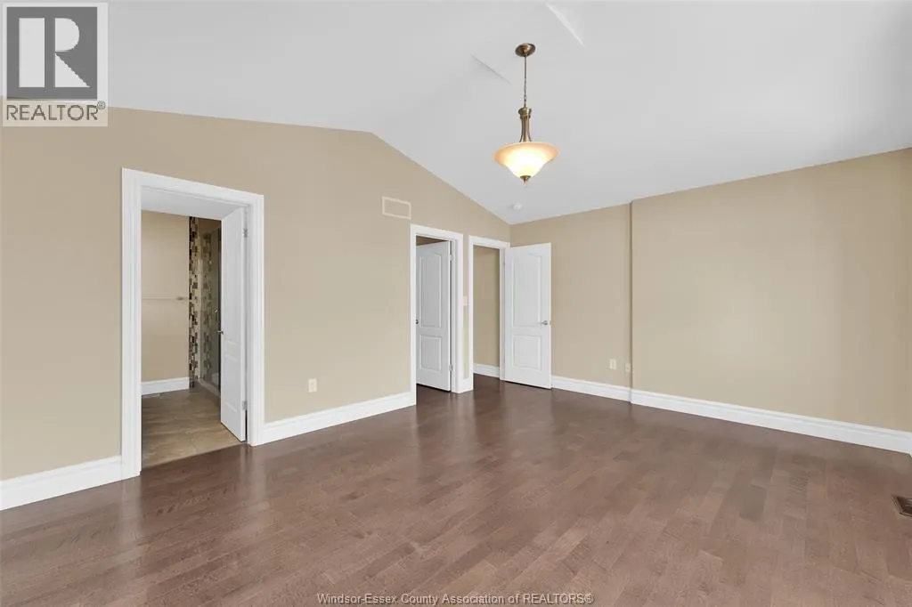 3028 MCROBBIE CRESCENT