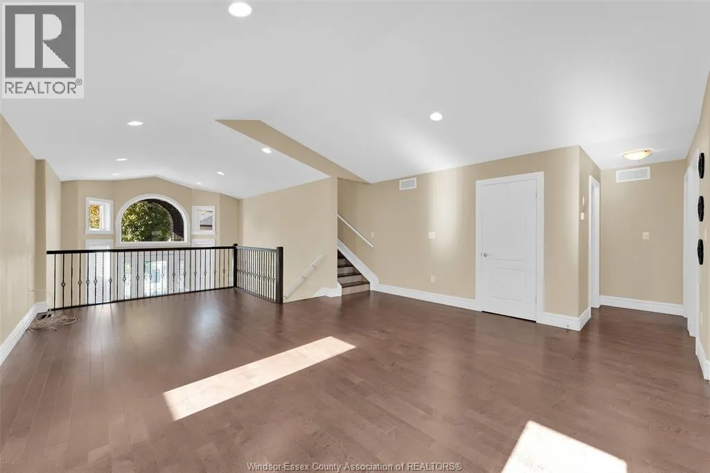 3028 MCROBBIE CRESCENT