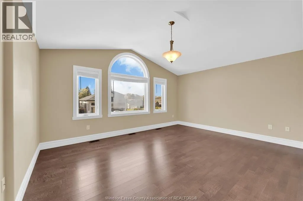 3028 MCROBBIE CRESCENT