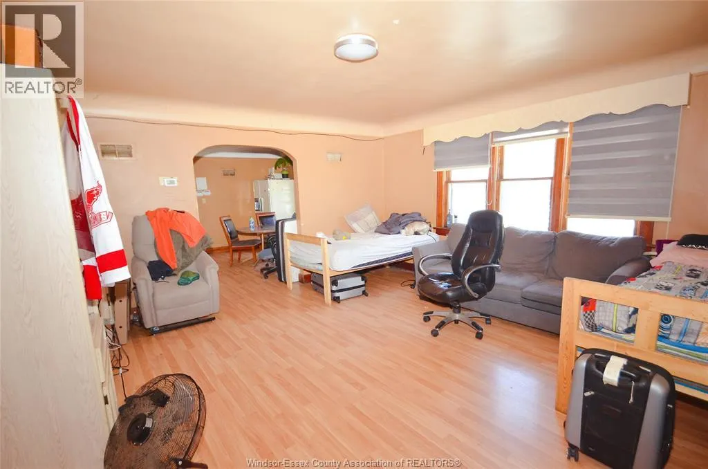 325 Talbot Street W