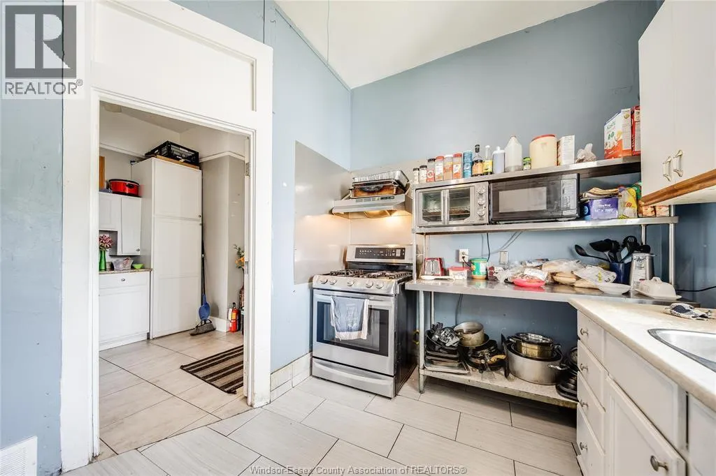 122 TALBOT ST. S