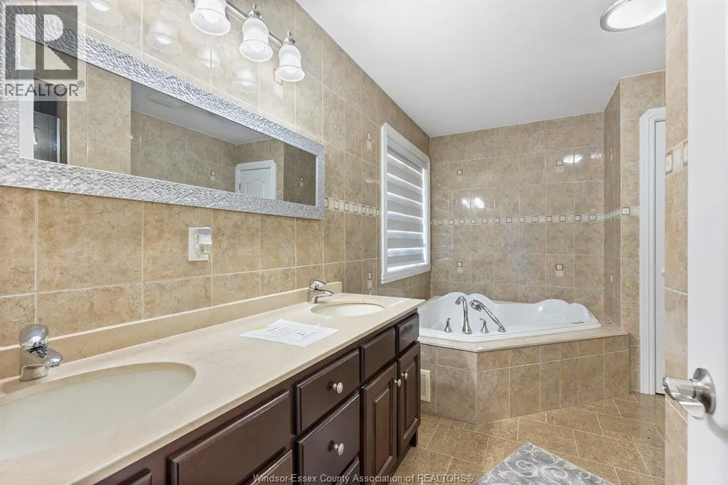 21 LAURENTIA DRIVE