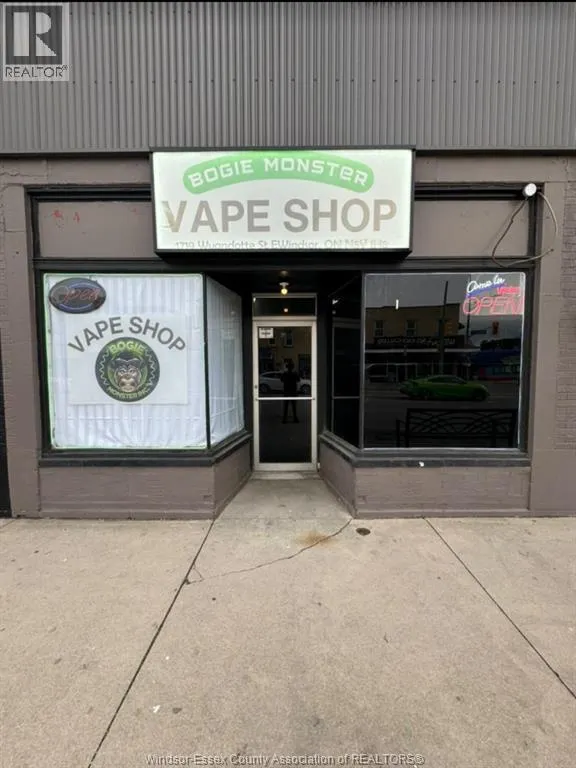4719 WYANDOTTE