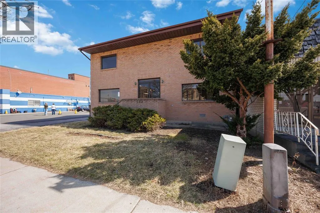 150-152 VIDAL STREET North