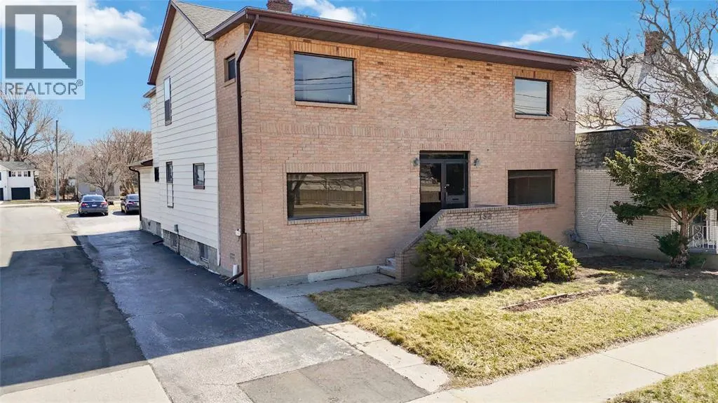 150-152 VIDAL STREET North
