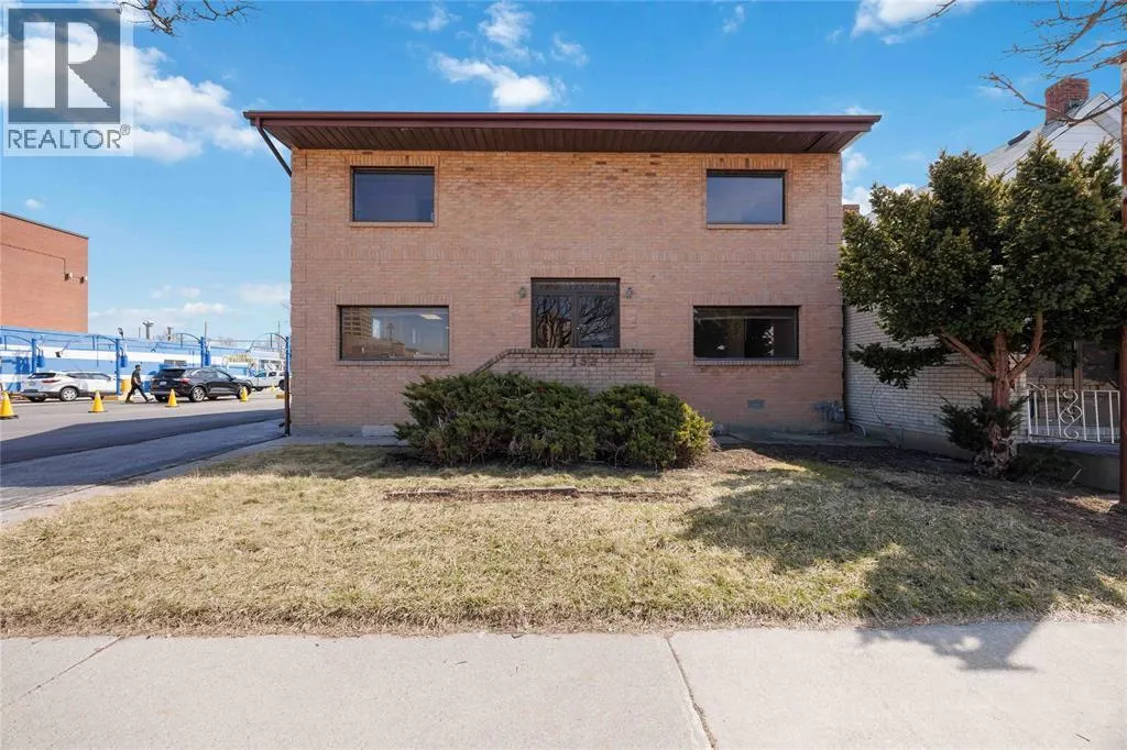 150-152 VIDAL STREET North