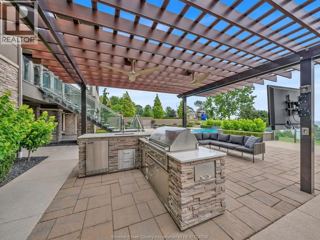 320 Seacliff DRIVE West