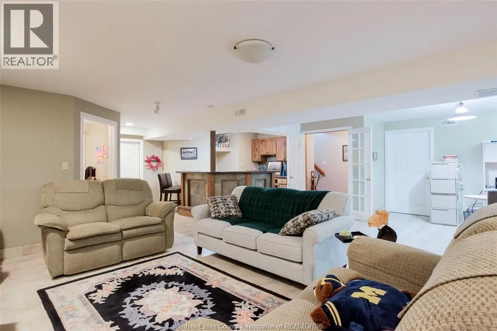 521 ROYAL RIDGE CRESCENT